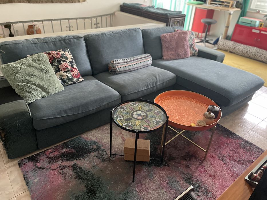 Sofá grande com chaise longue – usado (marcado por gatos)