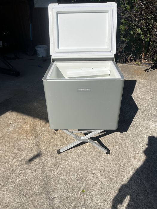 Lodówka Absorpcyjna Dometic RC1205GC (40L) ze Składanym Stojakiem Aluminiowym