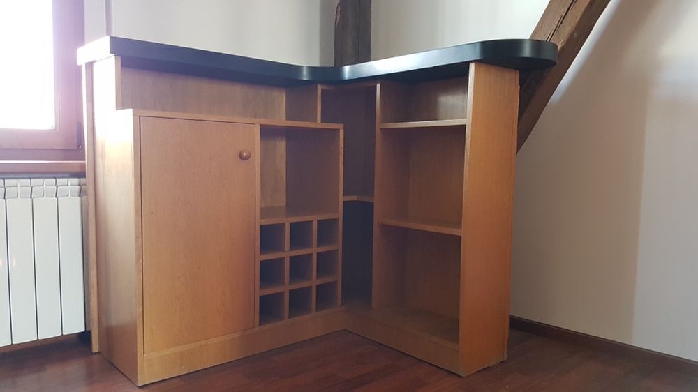 Barek dębowy z szfakami na napoje