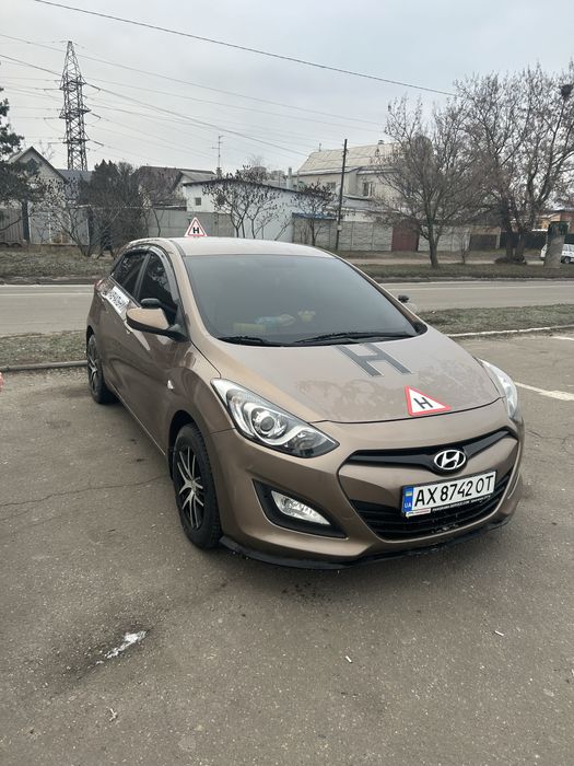 Інструктор з водіння. Автоінструктор. Уроки з водіння авто.