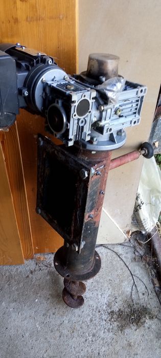 Podajnik ślimakowy kompletny z reduktorem.