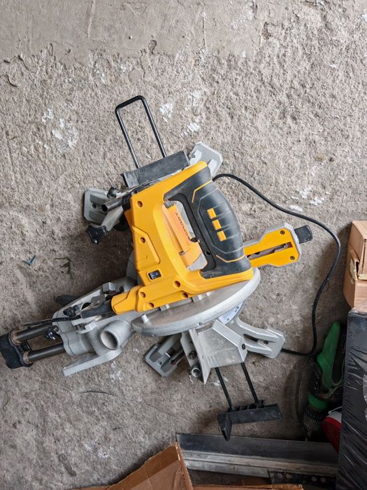 Piła ukośnica z posuwem SMART – średnia tarcza, sprawna