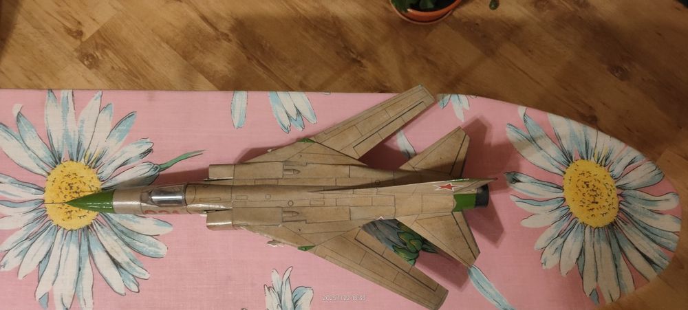 Sprzedam model kartonowy MIG 23