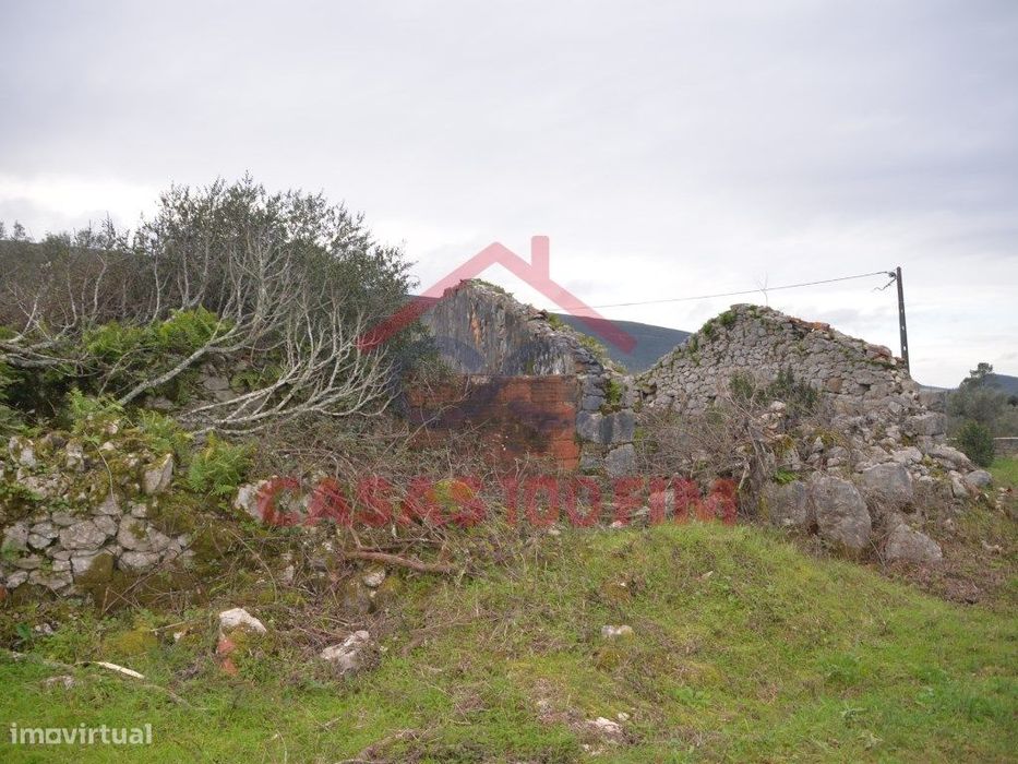 Terreno urbano para construção com uma ruína