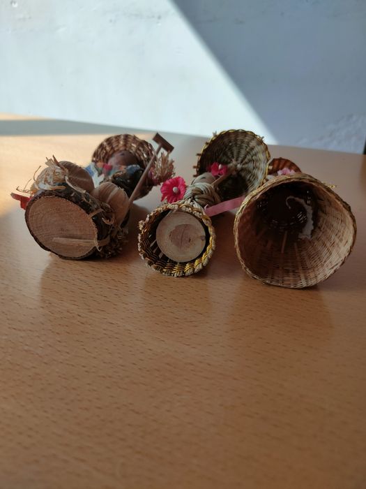 Conjunto de bonecos artesanais.