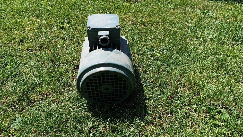 silnik starego typu, elektryczny trójfazowy - nowy