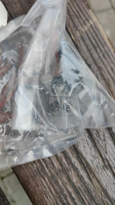 Hitachi Triangular Cell Holder Assy (модель 018-0384) в заводской упаковке.
