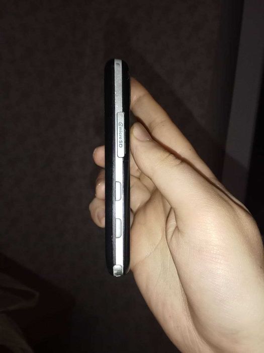 Продаю сенсорний телефон LG чорного кольору