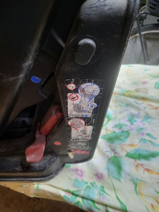 Детское кресло в авто
