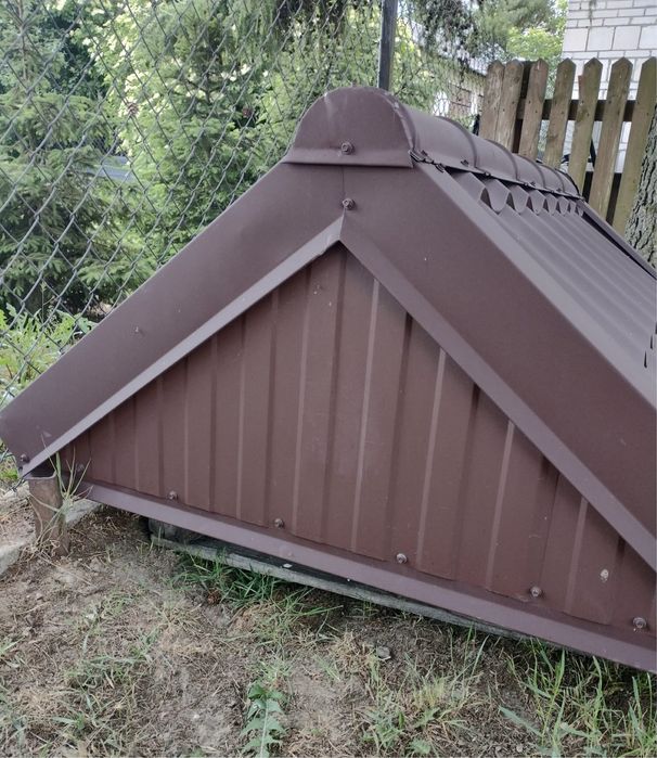 Elegancki solidny daszek, zadaszenie nad studnie