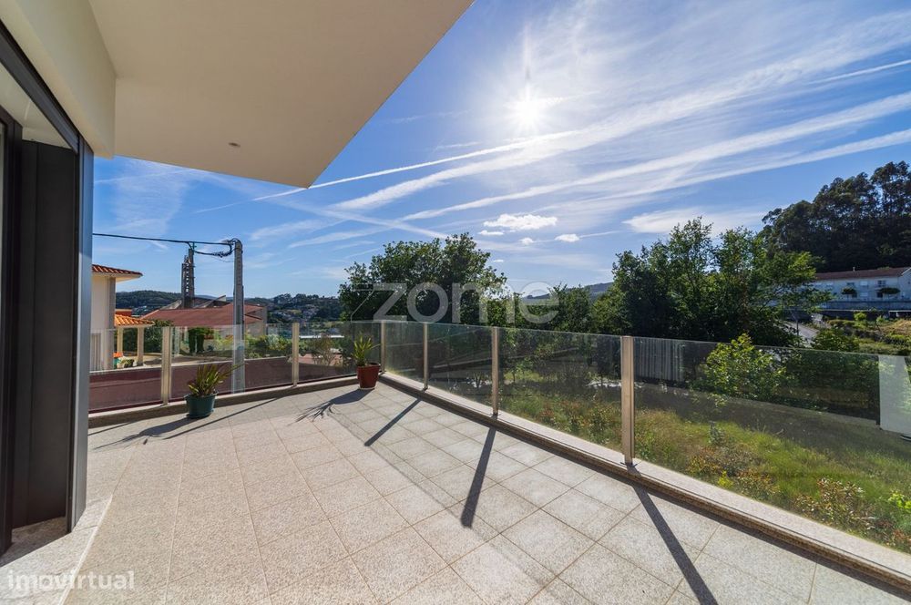 Moradia T3+1 de gaveto em Infias, Vizela
