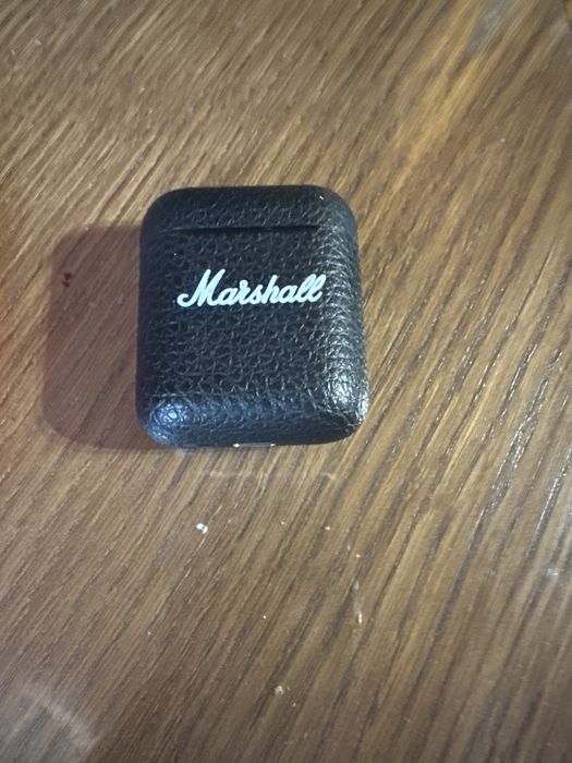 Знайшли кейс від навушників біля екватора