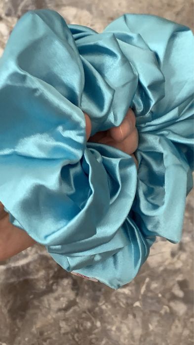 Duża pięka scrunchie błękitna nowa satynowa