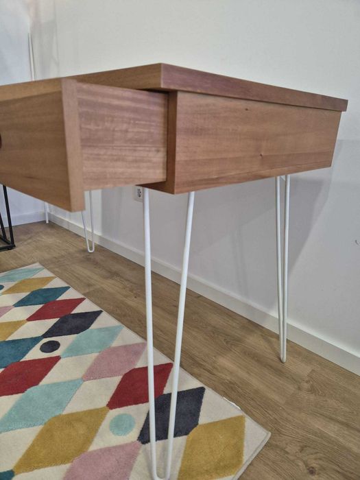 Secretária de madeira e metal da marca Maison du Monde.