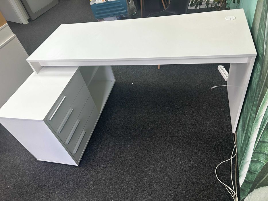 Białe biurko narożne