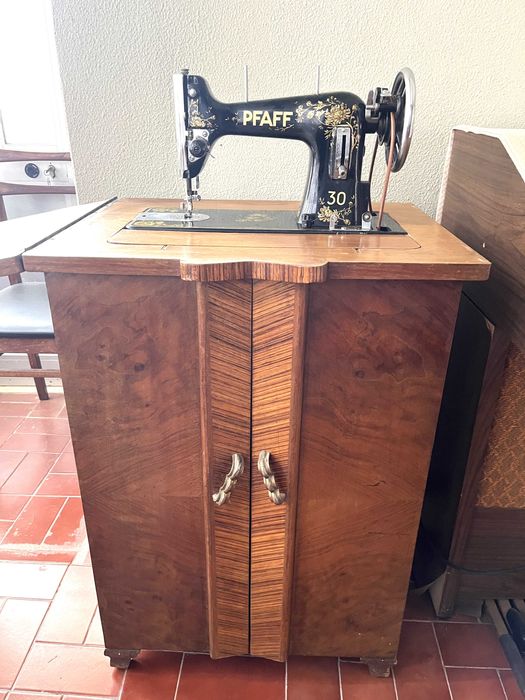 Máquina de Costura PFAFF 30 com Móvel