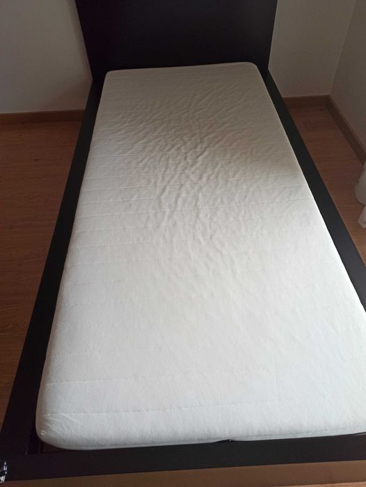 Cama de solteiro e mesa de cabeceira MALM, IKEA