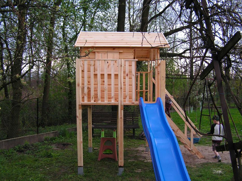 drewniany domek dla dzieci do ogrodu