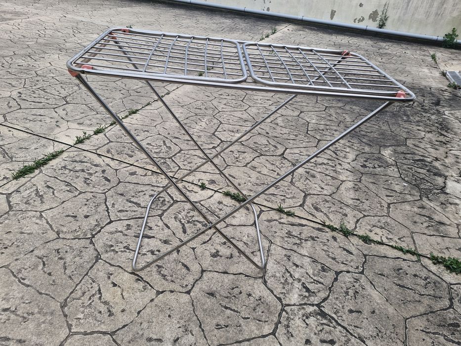 Estendal de chão metálico com abas