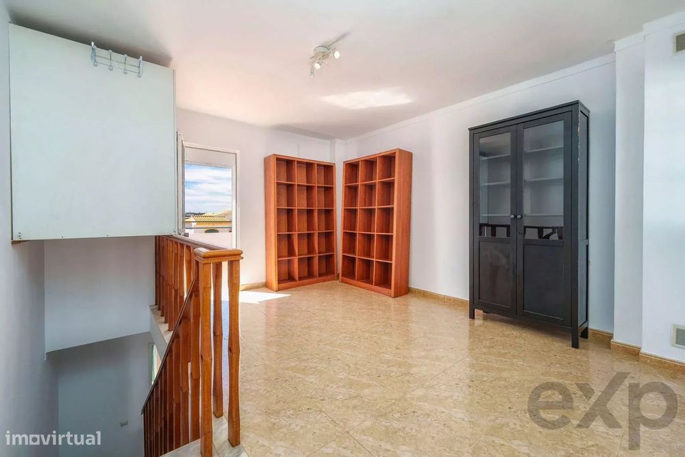 Moradia T2+1 com quintal e terraços com vista mar em Olhão, junto à Ri