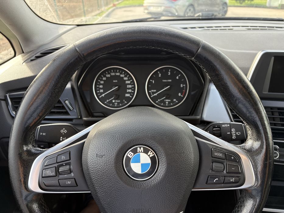 BMW 216 - 7 lugares