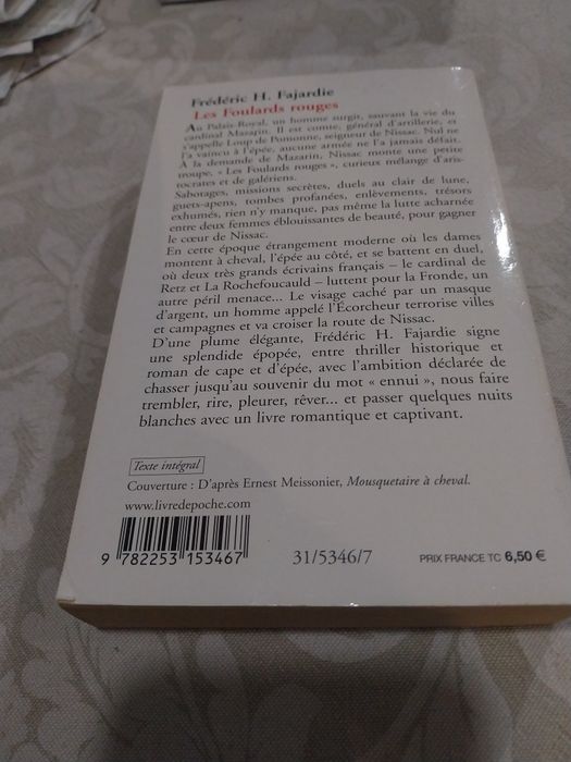 Les foulards rouges. Portes incluídos.