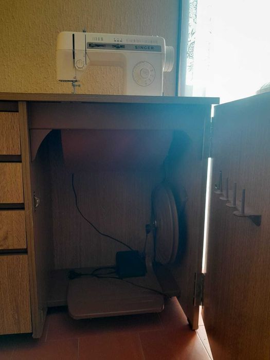Máquina de costura SINGER com móvel/arrumação e acessórios