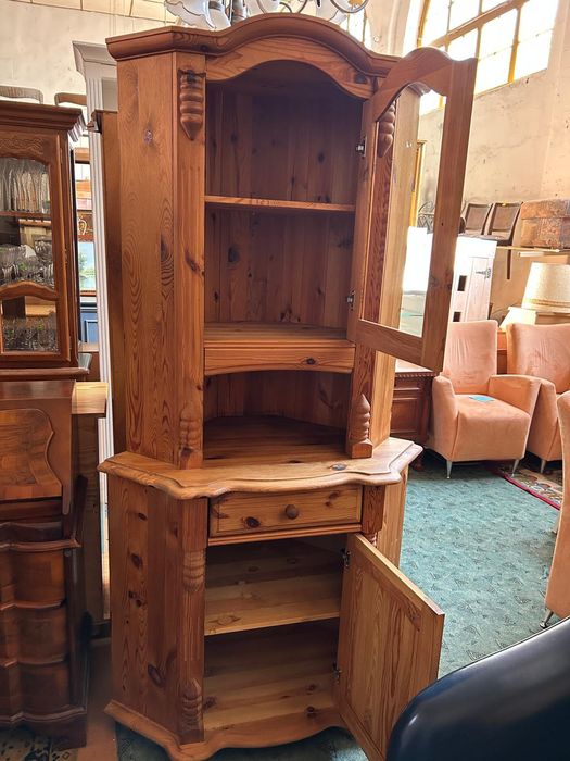 Drewniana narożna witryna