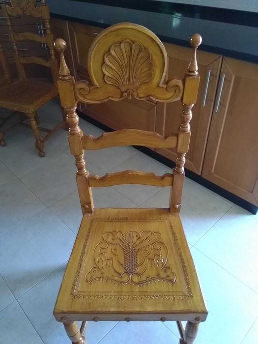 Conjunto de Mesa e Cadeiras em couro
