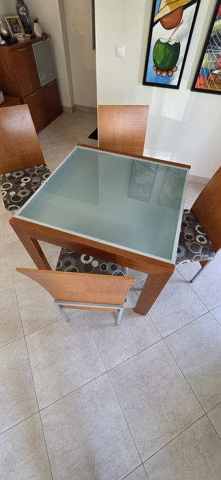 Mesa de sala extensível e 4 cadeiras