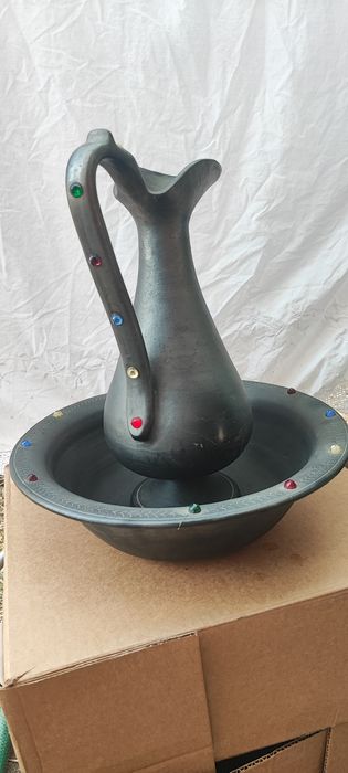 Jarra em barro preto com prato