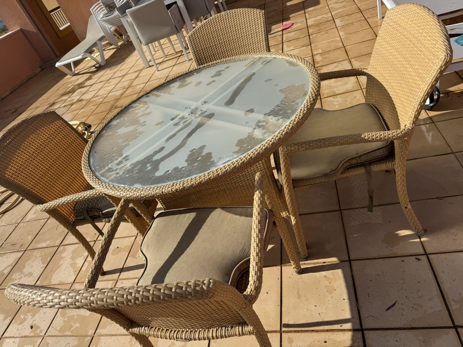 Mesa com tampa de vidro