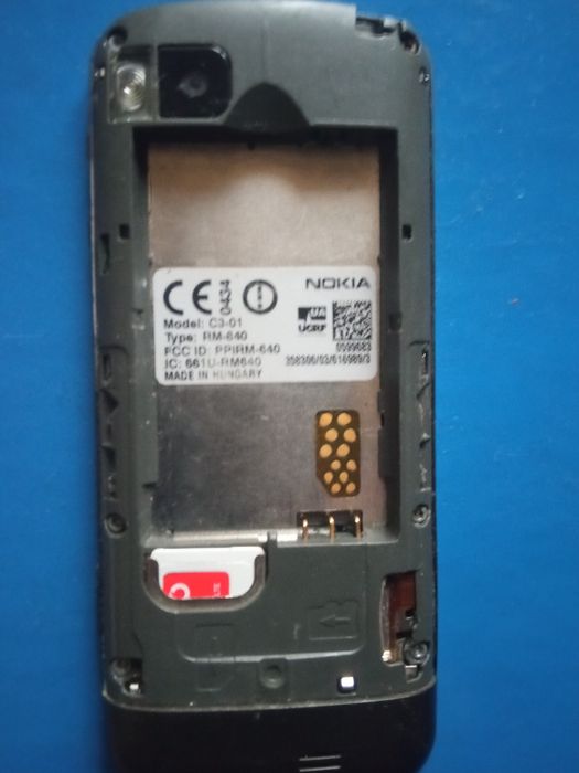 Лот кнопочных телефонов.