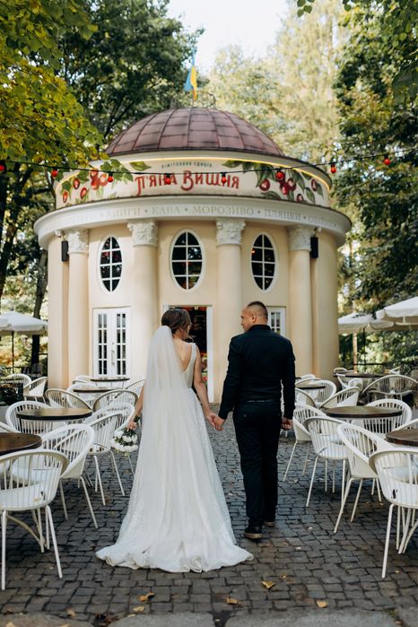 Весільна сукня кольору айворі