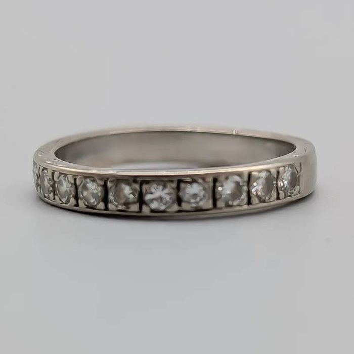 Aliança de casamento em ouro branco 18 quilates com diamante; 3.64 gra