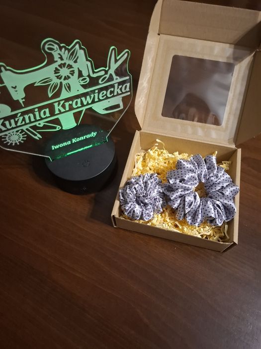 Gumki do włosów scrunchie.