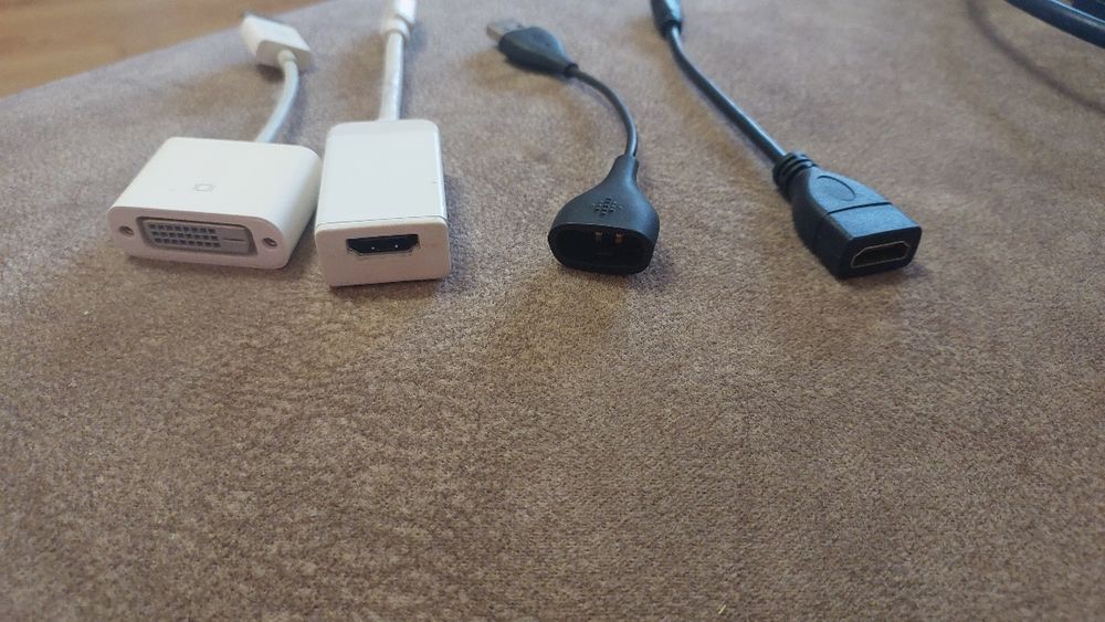 Продам зарядку для ноутбука  hp 65w, та перехідники