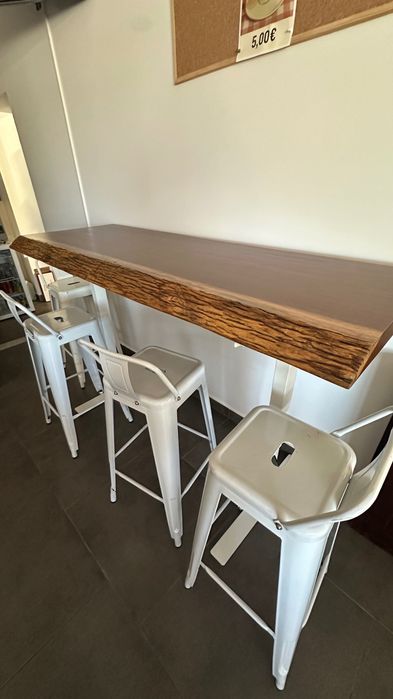 Mesa Alta em Madeira Maciça – Bordo Natural com 4 bancos