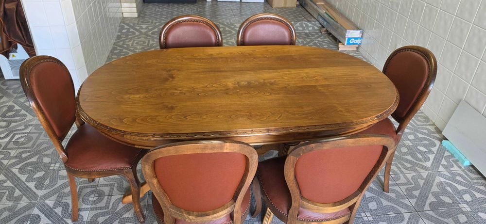 Mesa de Madeira com 6 Cadeiras de Madeira e Couro