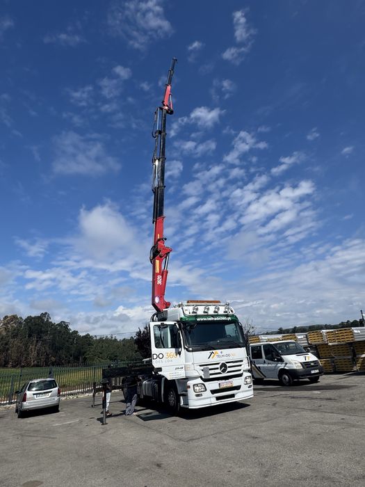 Camiao mercedes com grua