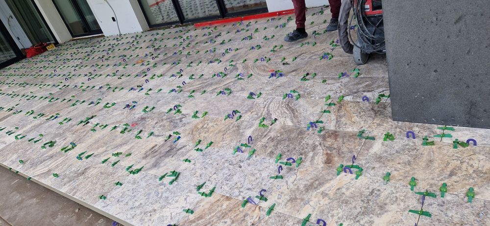 Вкладання керамічної плиткі і інші будівельні  роботи