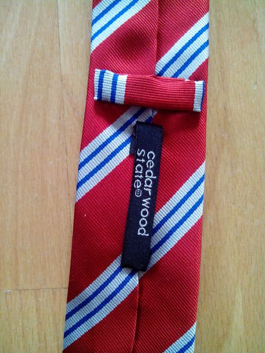 wąski czerwony krawat w ukośne pasy