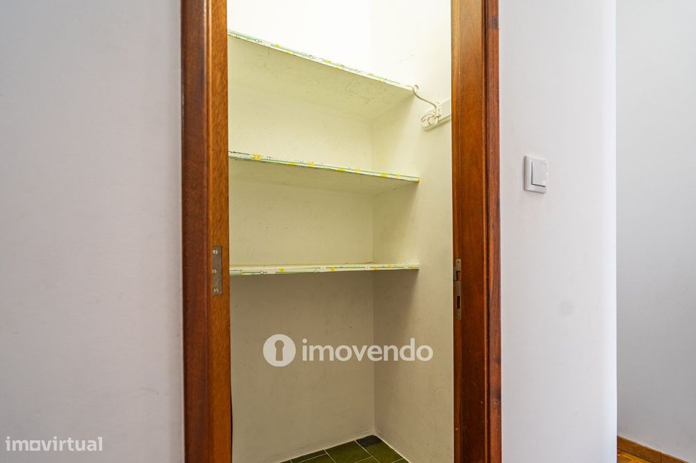 Apartamento T2, com boa luz natural, em Odivelas