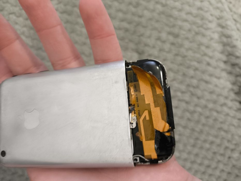 Айфон 2g  под востановление или запчасти