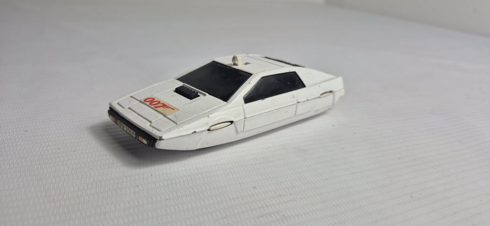 James Bond 007 - Lotus Esprit S1 "Wet Nellie" od CORGI