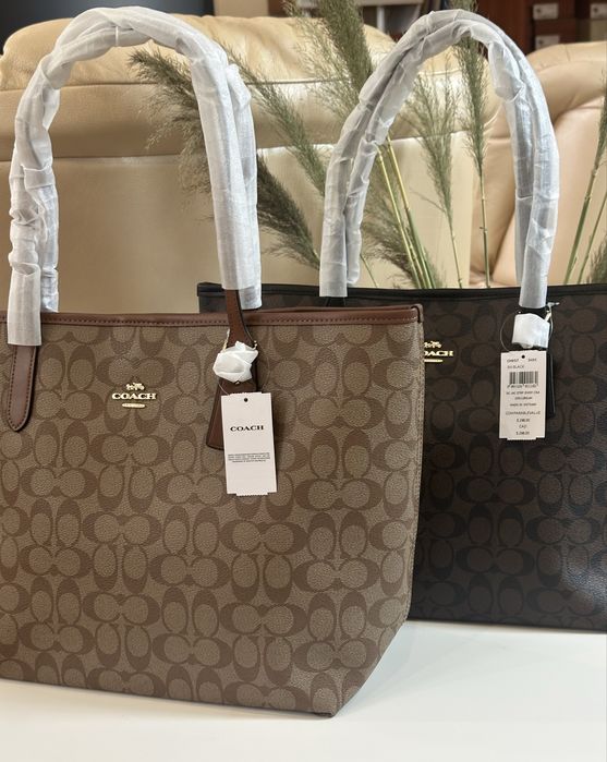 Шопер Coach Signature Canvas в наявності в двох найкращих кольорах