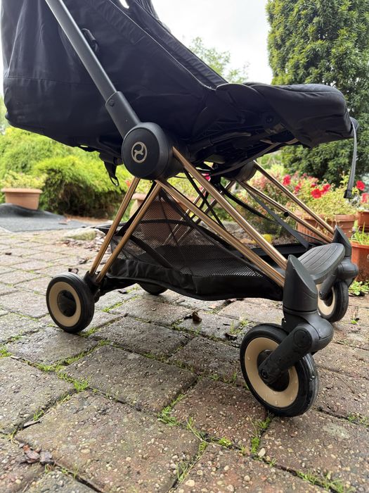 Cybex coya czarna z ramą rose gold