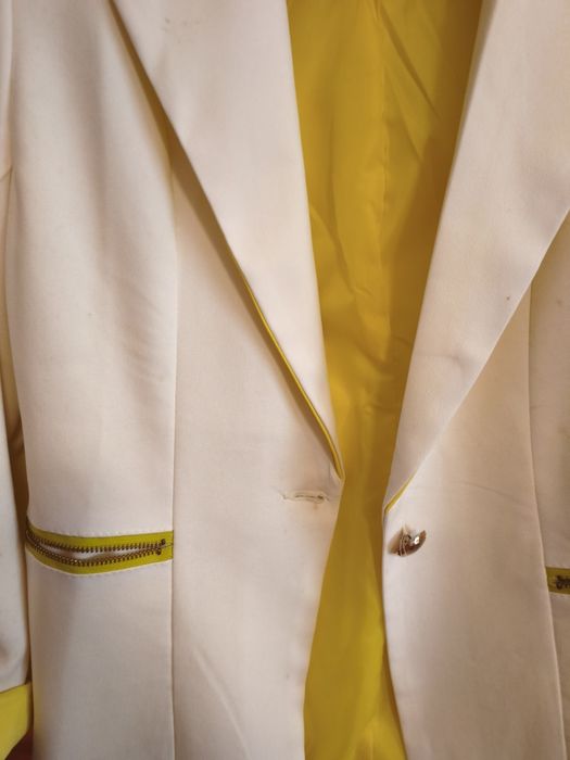 Blazer branco e amarelo
