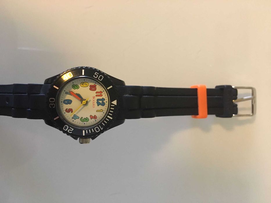 Relógio de Criança com Bracelete em Silicone- EM BOM ESTADO com Caixa