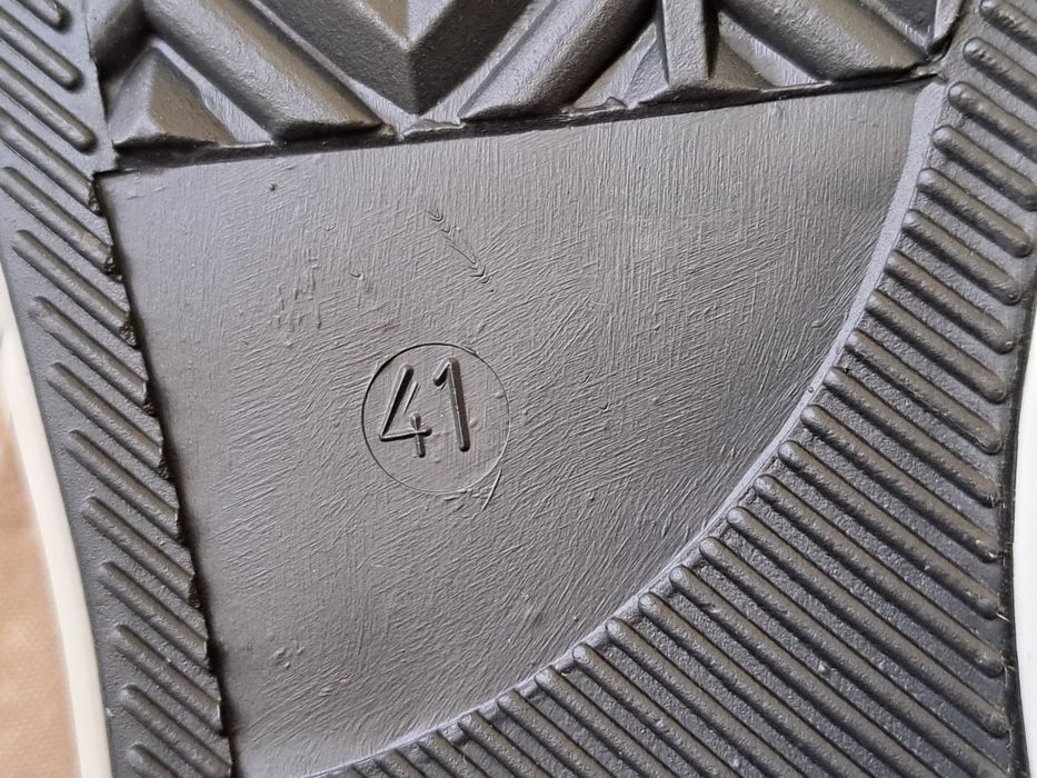 ButTrampki CONVERSE nr 41 , prawie jak nowe .